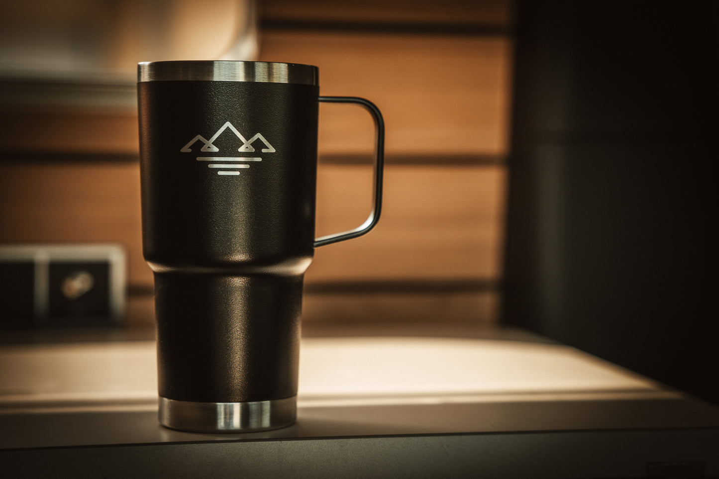 Bergbrise Edelstahl Becher mit Henkel – ca. 500 ml, Schwarz, mit Logo