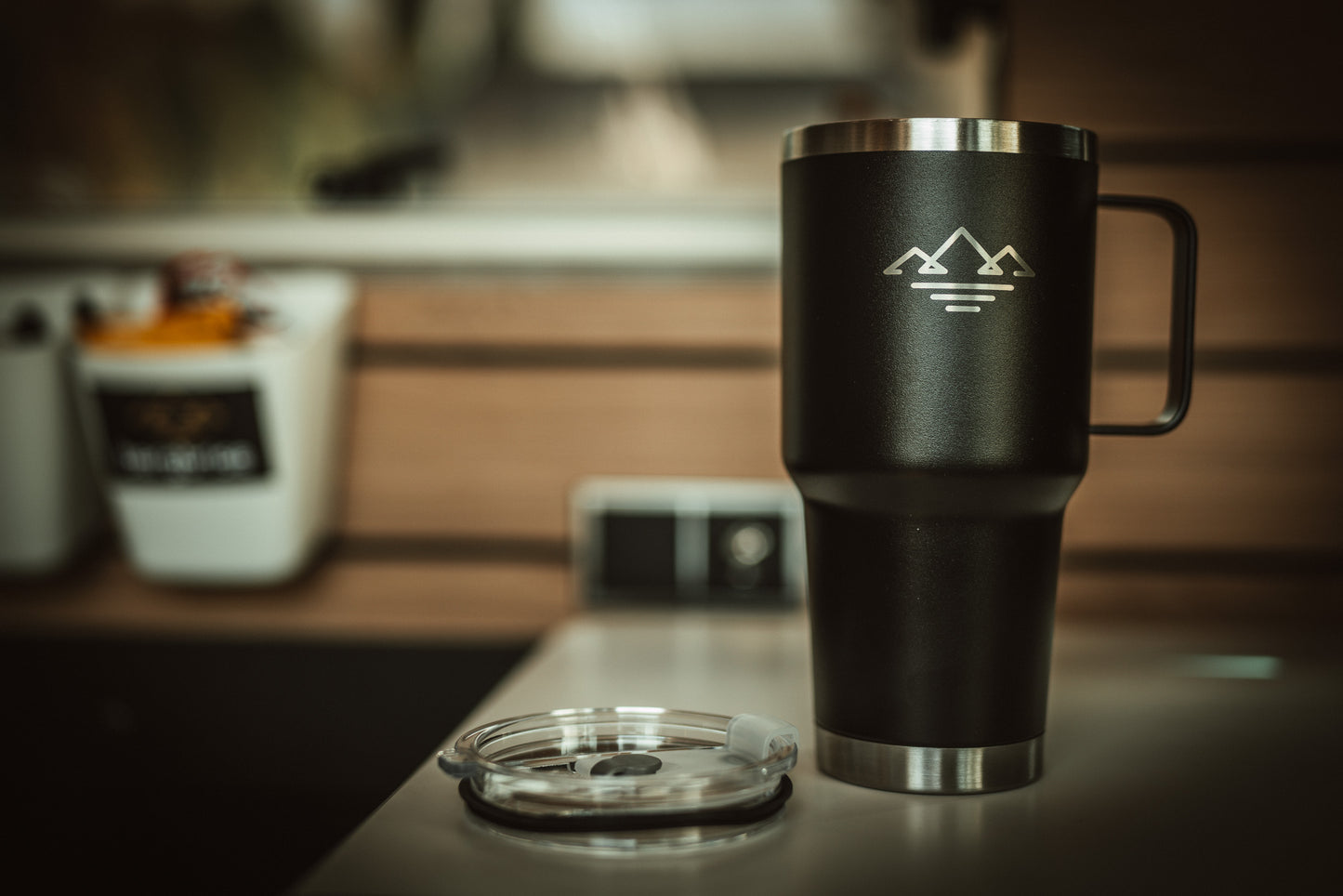 Bergbrise Edelstahl Becher mit Henkel – ca. 900 ml, Schwarz, mit Logo