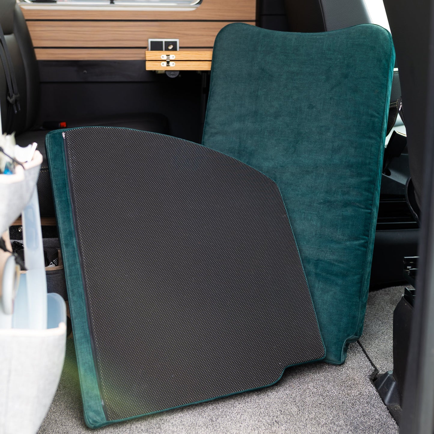 Bergbrise Dogs Copilot zwischen den Vordersitzen  – Orthopädisches Hundekissen im Wohnmobil & Camper